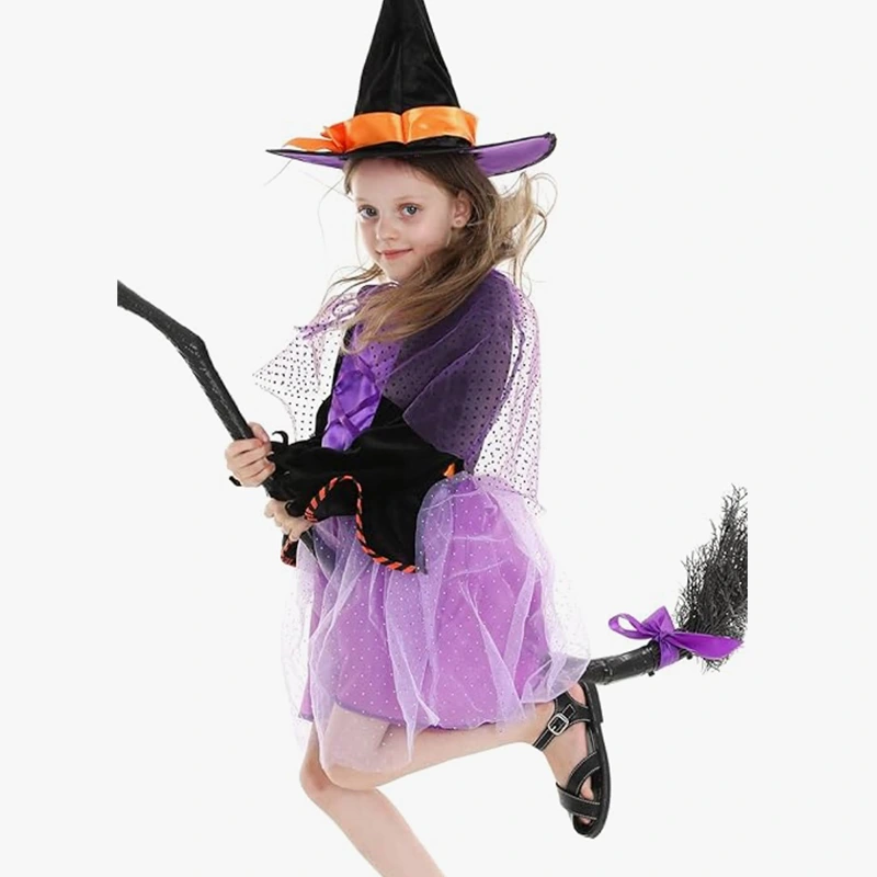 Trang phục phù thủy trong bữa tiệc Halloween ở trường với chiếc mũ nhọn